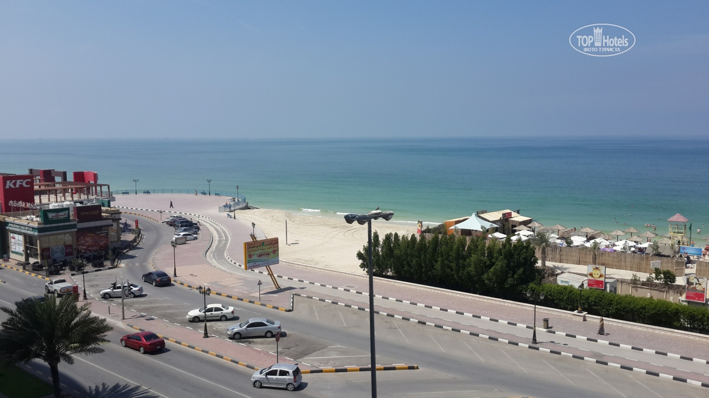 Оаэ отель аджман бич. Ramada Beach Ajman 4. Ajman Corniche Beach. Рамада Бич отель Аджман 4 фото. Аджман отели рядом с Рамадой Бич.